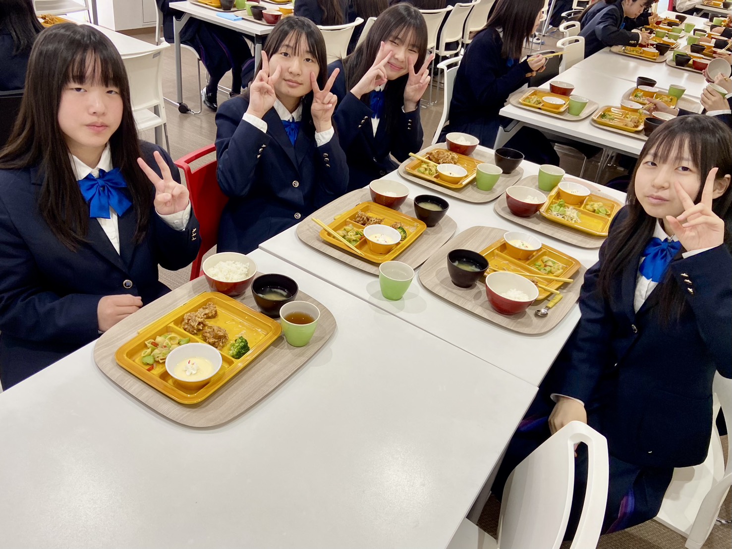 堺リベラル中学校　スクールランチ